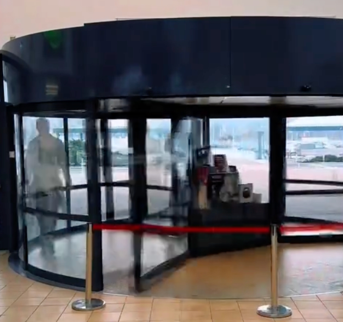 Przebiegł półmaraton... w drzwiach obrotowych poznańskiej galerii