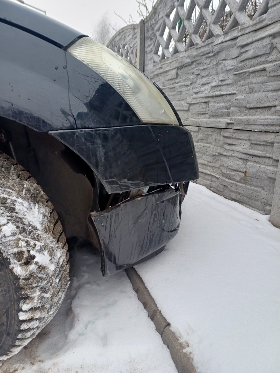 Interwencja pod Poznaniem. 68-latka na widok policji gwałtownie skręciła w prawo i wjechała w słup