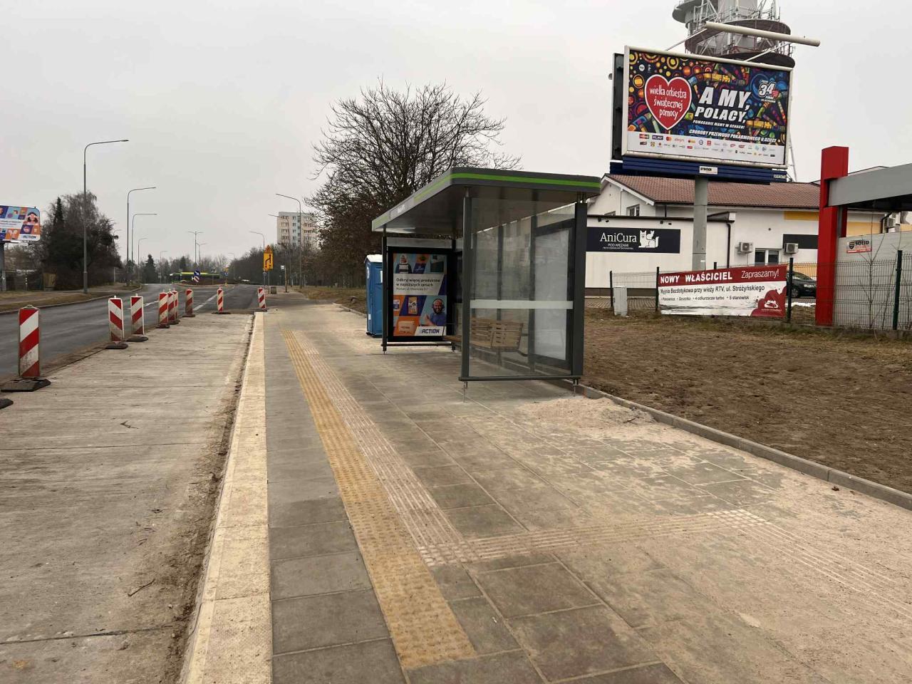 Przystanek od tygodni gotowy po remoncie, ale nie można z niego korzystać. Przez beton