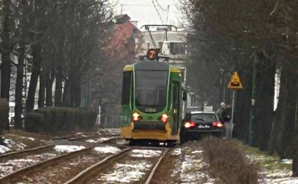 Zderzenie tramwaju i osobówki przy Arenie. Utrudnienia