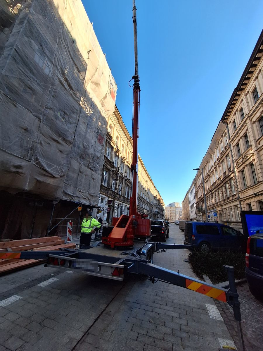 Całkowity paraliż poznańskiej ulicy, bo kierowca pojazdu rozładowywał towar