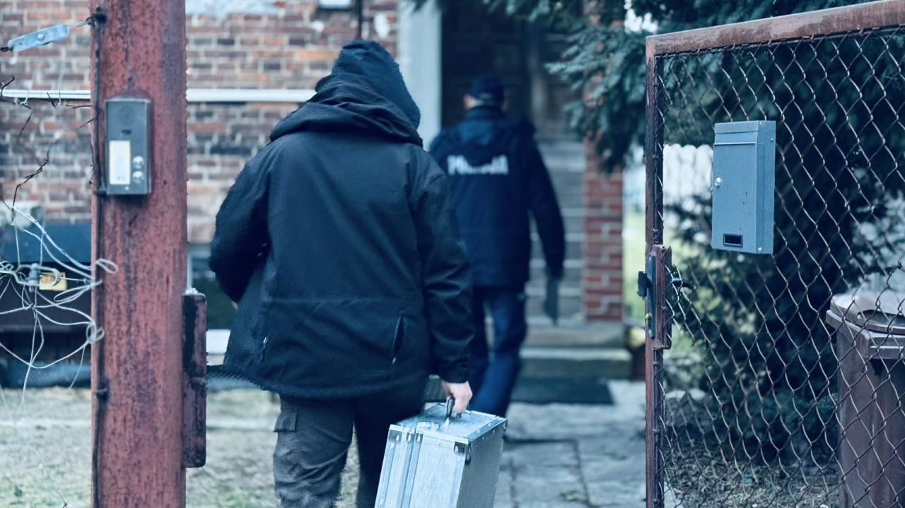 Policja, technik kryminalistyki i prokurator w jednym z domów w regionie. Znaleziono zwłoki mężczyzny