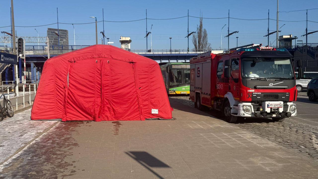 Taki widok przed dworcem Poznań Główny