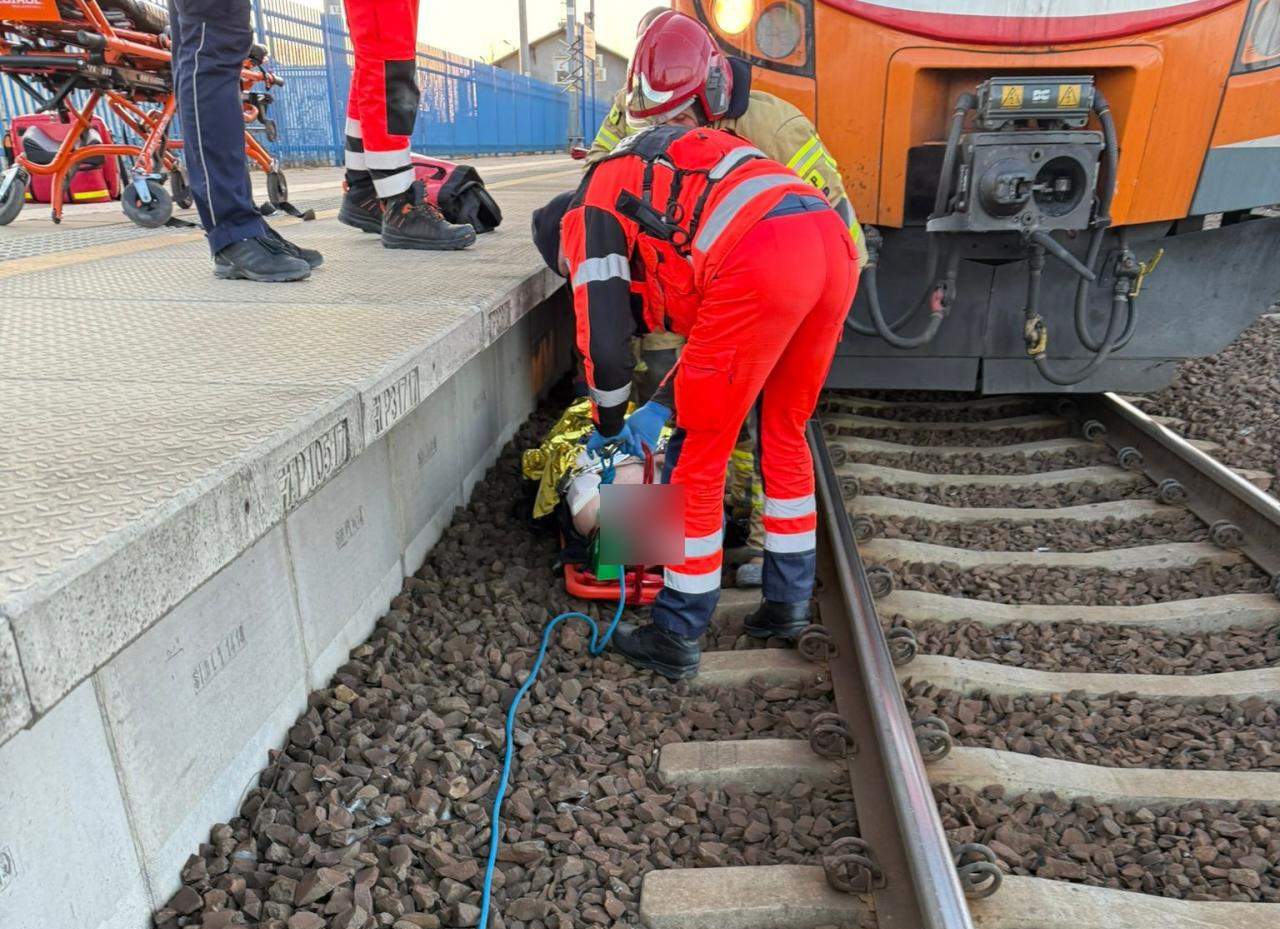 Mężczyzna potrącony przez pociąg na stacji kolejowej w regionie