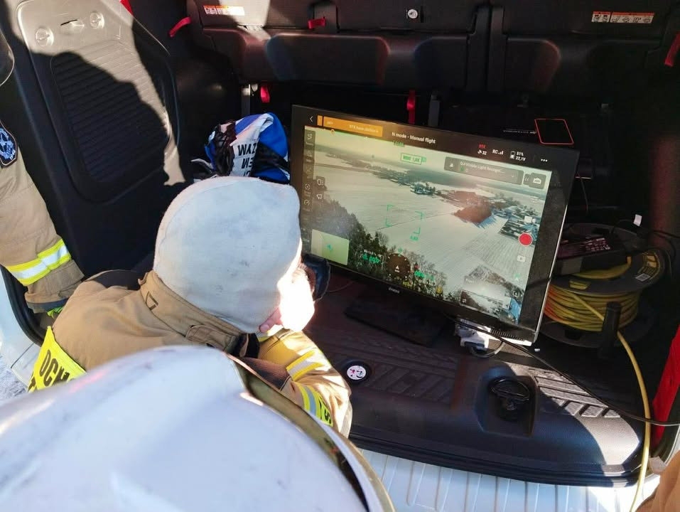 Wjechał na posesję, zostawił auto z kluczykami i ślad po nim zaginął. Duża akcja służb w regionie