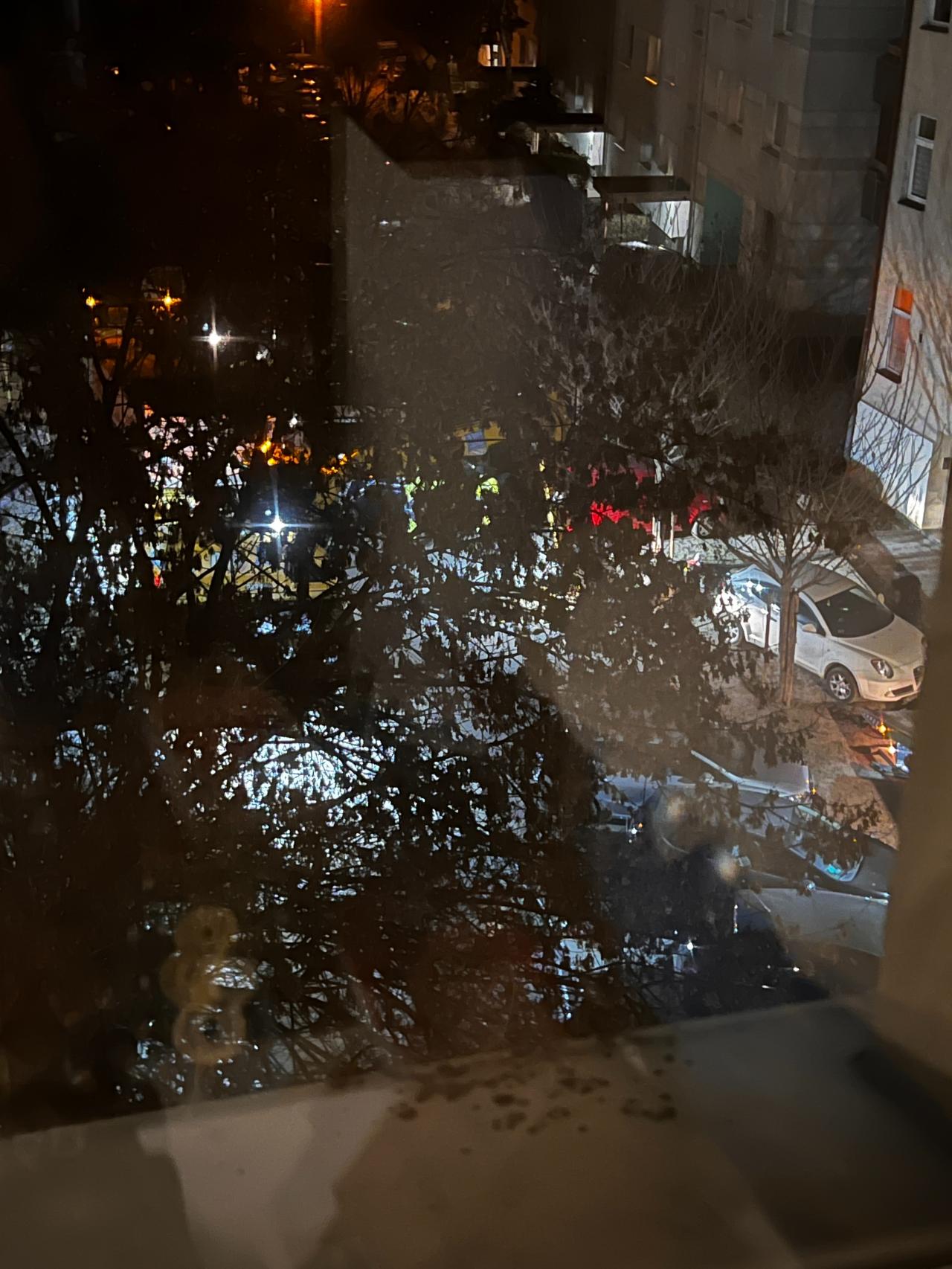 Wilda: kolejna awaria. Mieszkańcy bez ogrzewania. Pracownicy Veolii nie mogą dotrzeć do miejsca awarii przez zaparkowane auta?