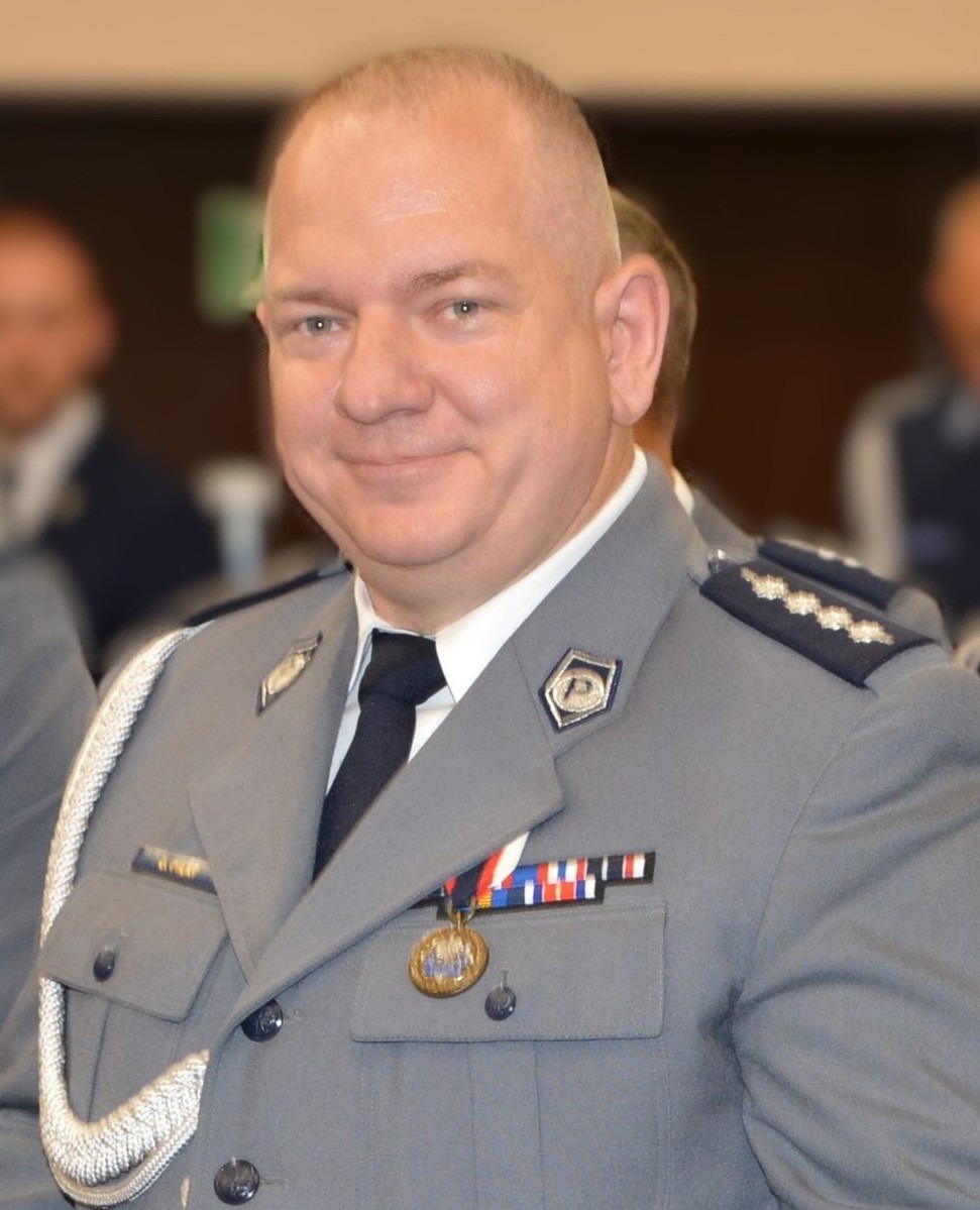 Zadzwonił na numer alarmowy poinformować, iż ma atak padaczki. Nie był w stanie podać adresu. Policjant poruszył "niebo i ziemię", żeby pomóc mężczyźnie