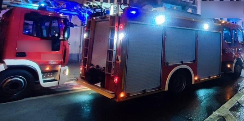 Pożar zakładu tapicerskiego w Wągrowcu. Z budynku wyniesiono butle z gazem