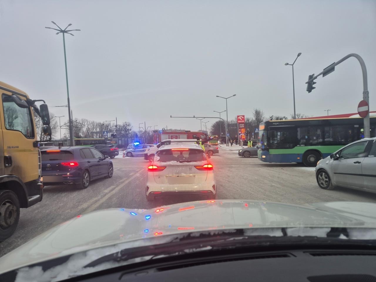 Wielkie korki w całym mieście. Przez problemy na rondzie Śródka i trudne warunki na drogach