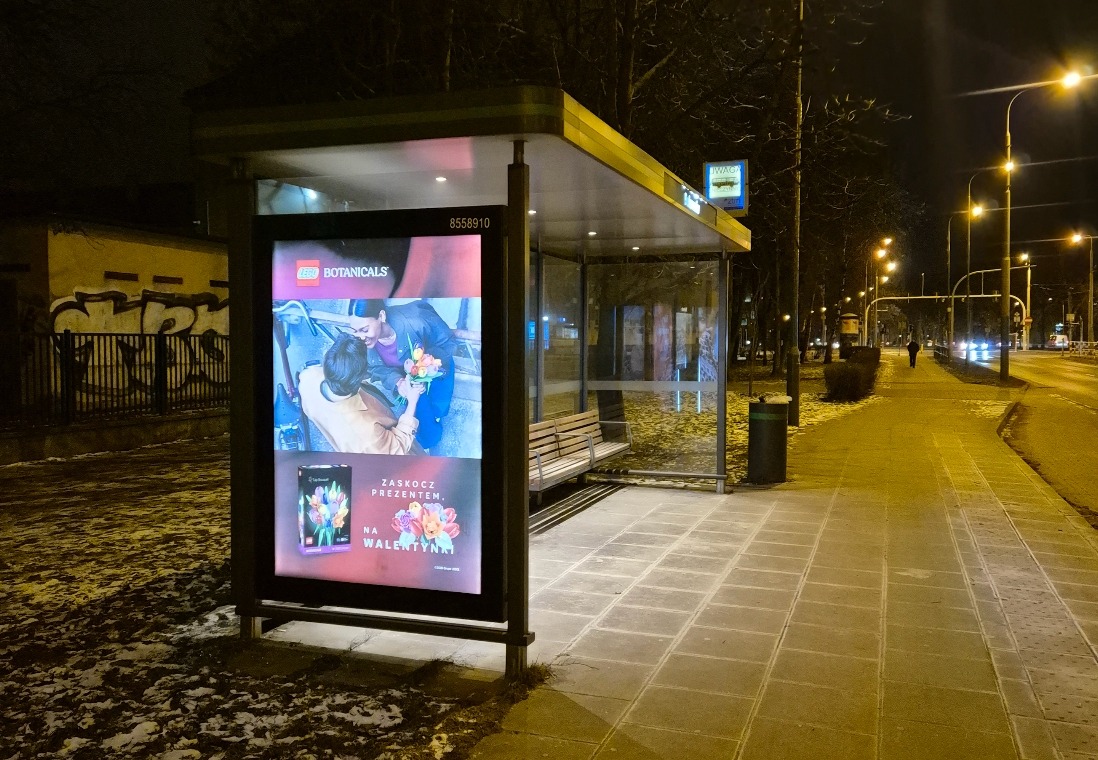 Przystanek wyłączony z użytku od 5 lat, a na nim nowoczesna wiata z reklamami i oświetlenie. "Na to idą pieniądze z naszych podatków"