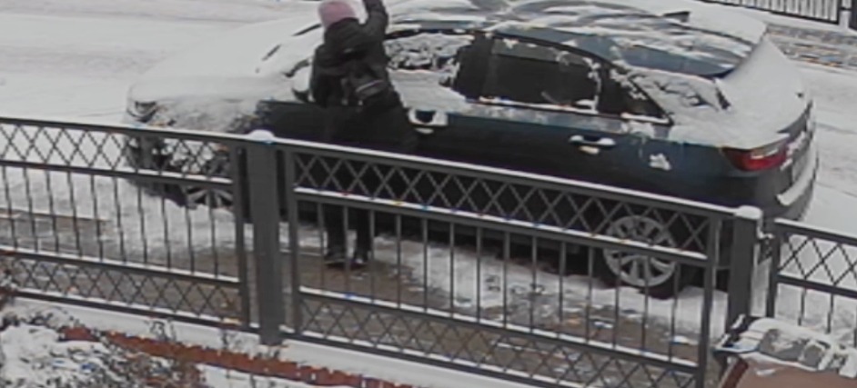 Odśnieżyła chodnik przed swoją posesją, właścicielka auta zasypała go ponownie śniegiem z pojazdu. Prośba o szanowanie cudzej pracy nie pomogła