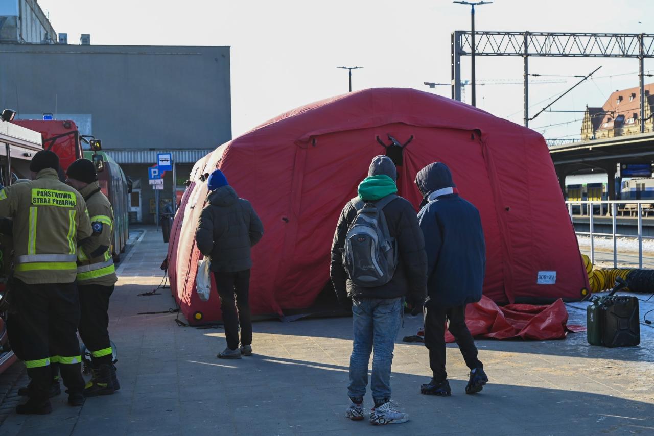 Ogrzewany namiot przy Poznaniu Głównym zostaje na dłużej