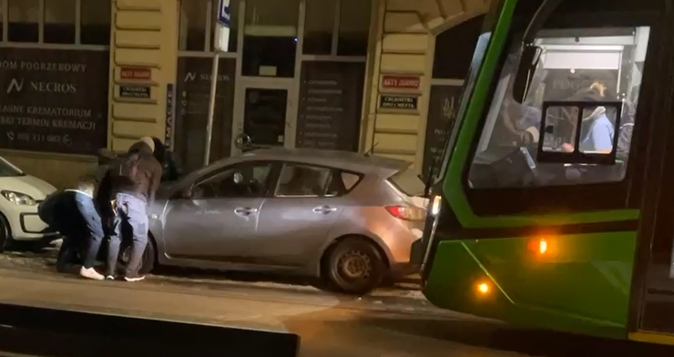 Nieprawidłowo zaparkowany samochód w centrum Poznania zablokował przejazd tramwaju. Mieszkańcy wzięli sprawy w swoje ręce i przesunęli pojazd