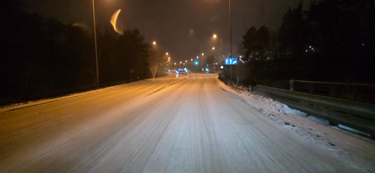 Ślisko i niebezpiecznie w całej Wielkopolsce! Śnieg i zmrożony deszcz na jezdniach i chodnikach
