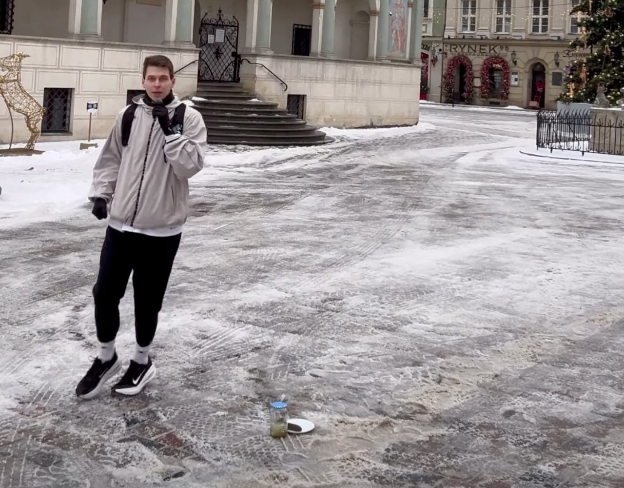 Kolejny wyczyn poznańskiego biegacza. Właśnie biegnie półmaraton na Starym Rynku... wokół ogórka kiszonego