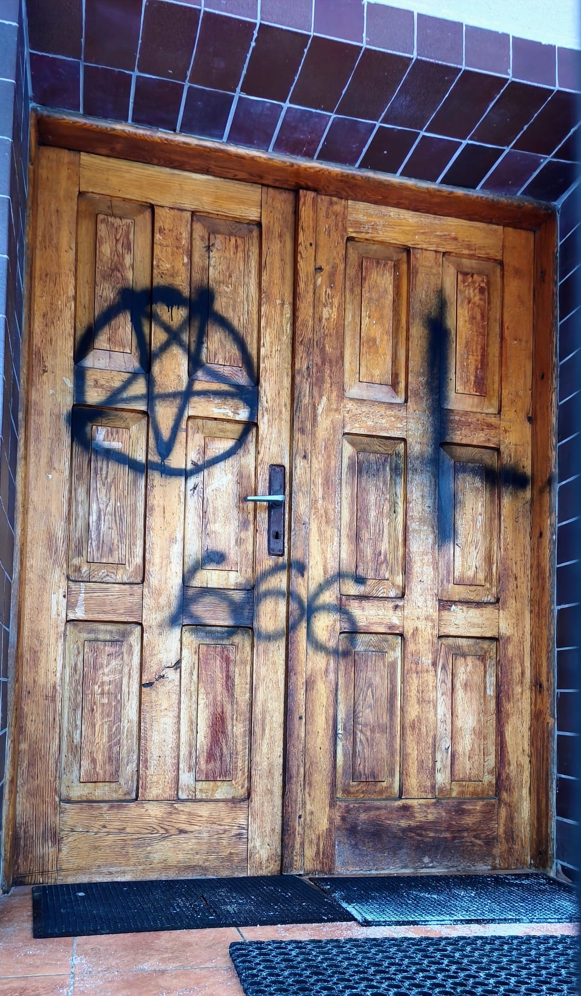 Satanistyczne znaki na poznańskim kościele. "Od nienawiści chroń nas Boże!"