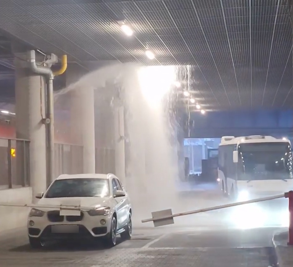 Alarm, ewakuacja i służby przy Avenidzie i dworcu. "Woda leje się z dachu"