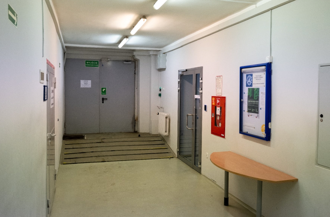 Budynek poznańskiej uczelni posłuży za schron dla mieszkańców