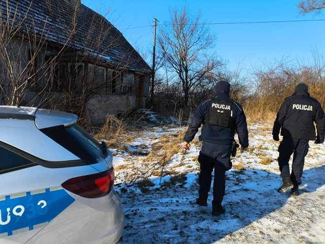 Region. Mężczyzna leżał na podłodze, przykryty dywanem. "Policjanci zadziałali nieszablonowo"
