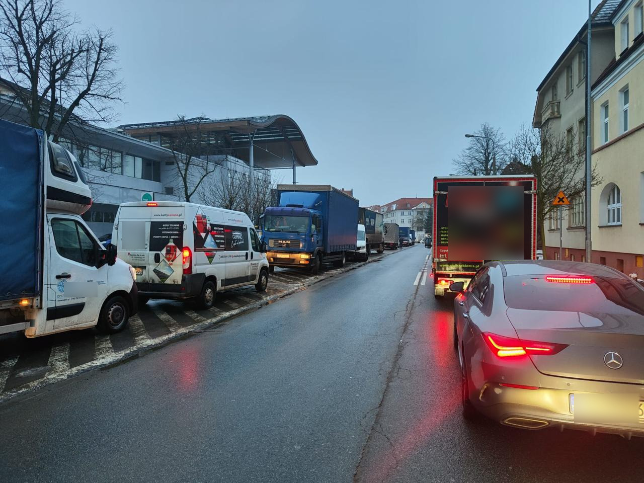 Ogromne korki na jednej z poznańskich ulic. "Kierowcy są mocno wkurzeni"