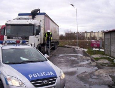 Niebezpieczna sytuacja w regionie. Odłamki lodu spadły na samochód, który zatrzymał się przed rondem