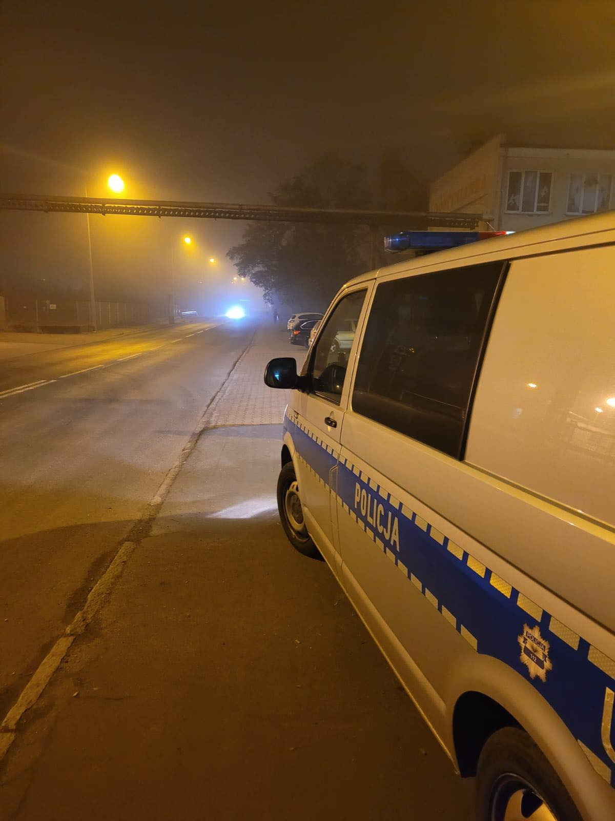 Agresywny 18-latek biegał po chodniku w skarpetkach. Wcześniej pokłócił się z ojcem