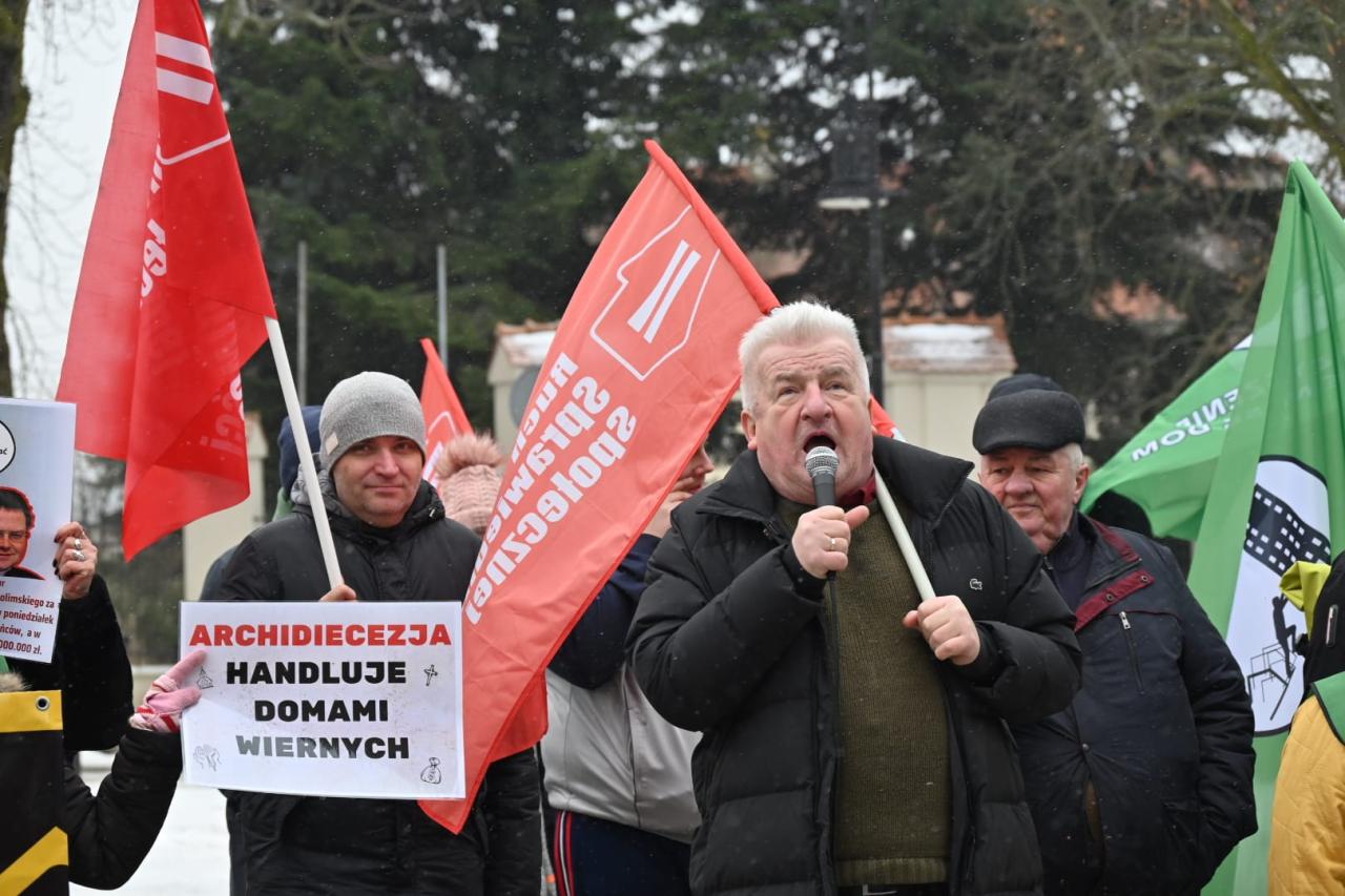 Protest przed poznańską katedrą. "Będziecie się smażyć w piekle za to, co zrobiliście mieszkańcom Osiedla Maltańskiego."
