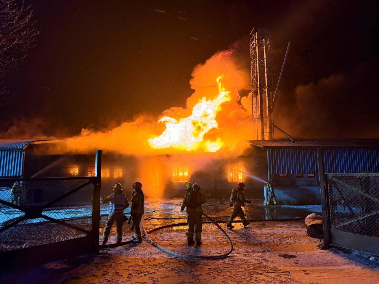 Płonie hala w regionie. Z ogniem walczy kilkanaście strażackich zastępów