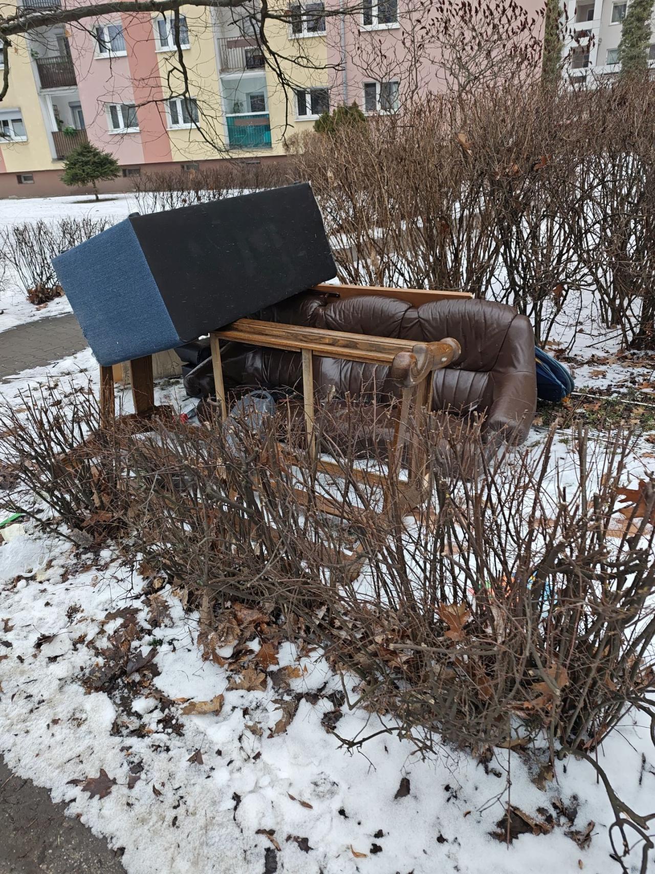 Właśnie zabrali gabaryty, chwilę później mieszkańcy ustawili następne. "Mamy dosyć tego syfu"