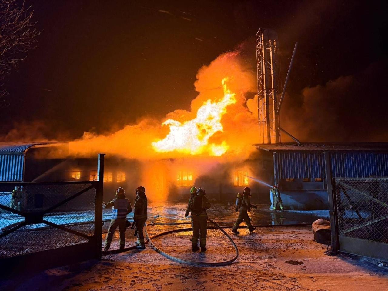 Problemy dla mieszkańców po nocnym pożarze hali w regionie