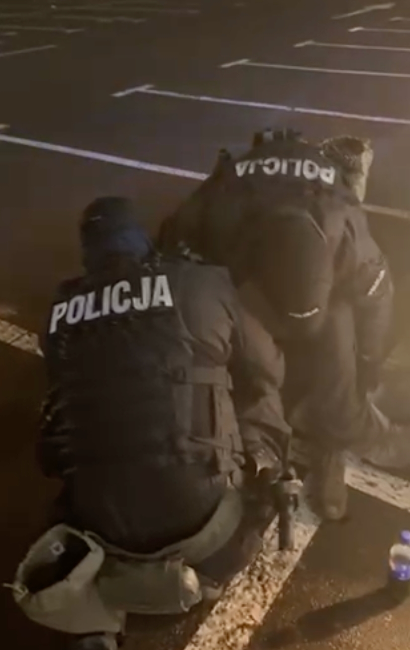 Brutalny atak przy poznańskiej galerii handlowej. Jedną kobietę pobił, drugiej złamał nogę