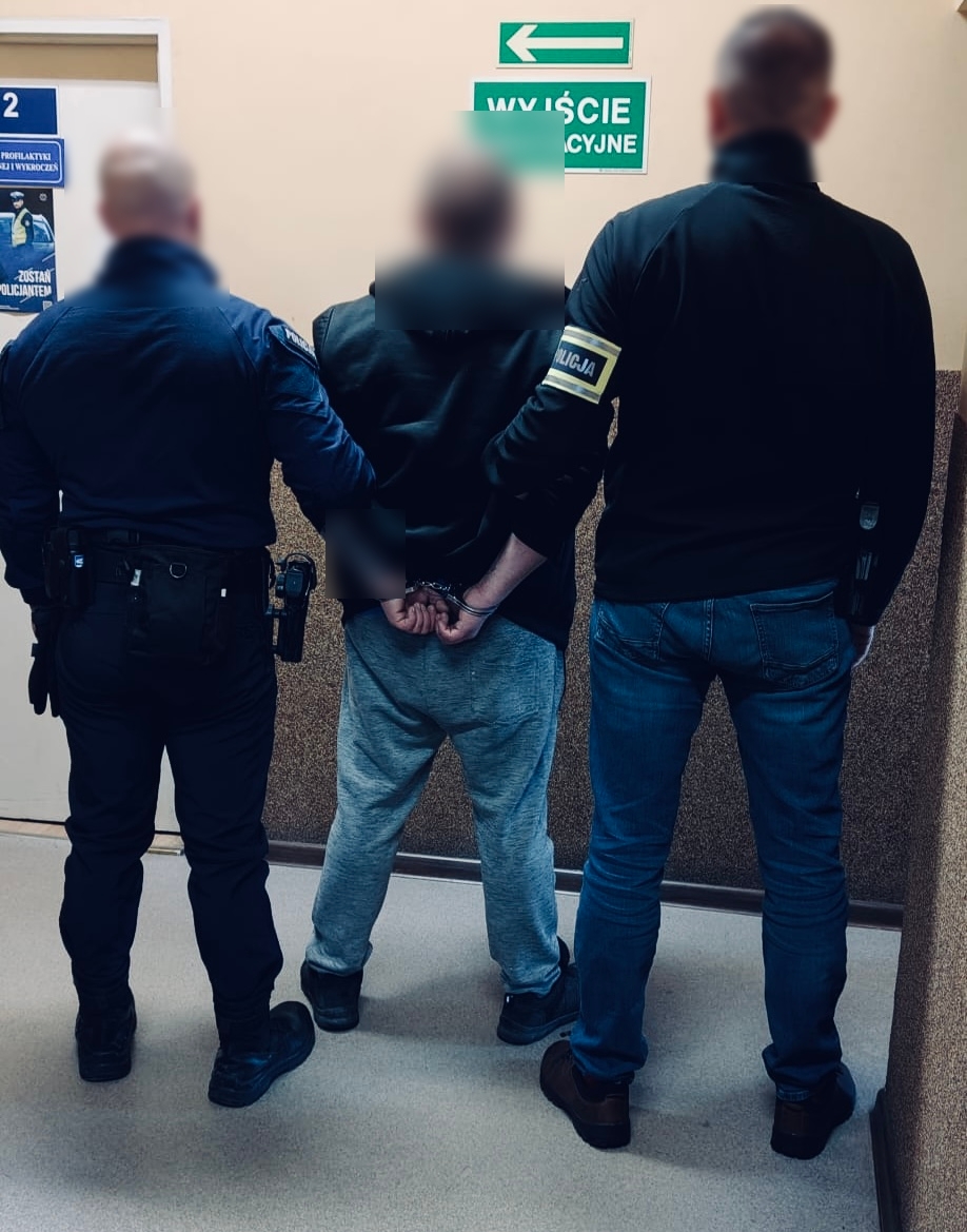 Kierowca na widok policyjnego radiowozu nagle przyspieszył. Jego strach był uzasadniony