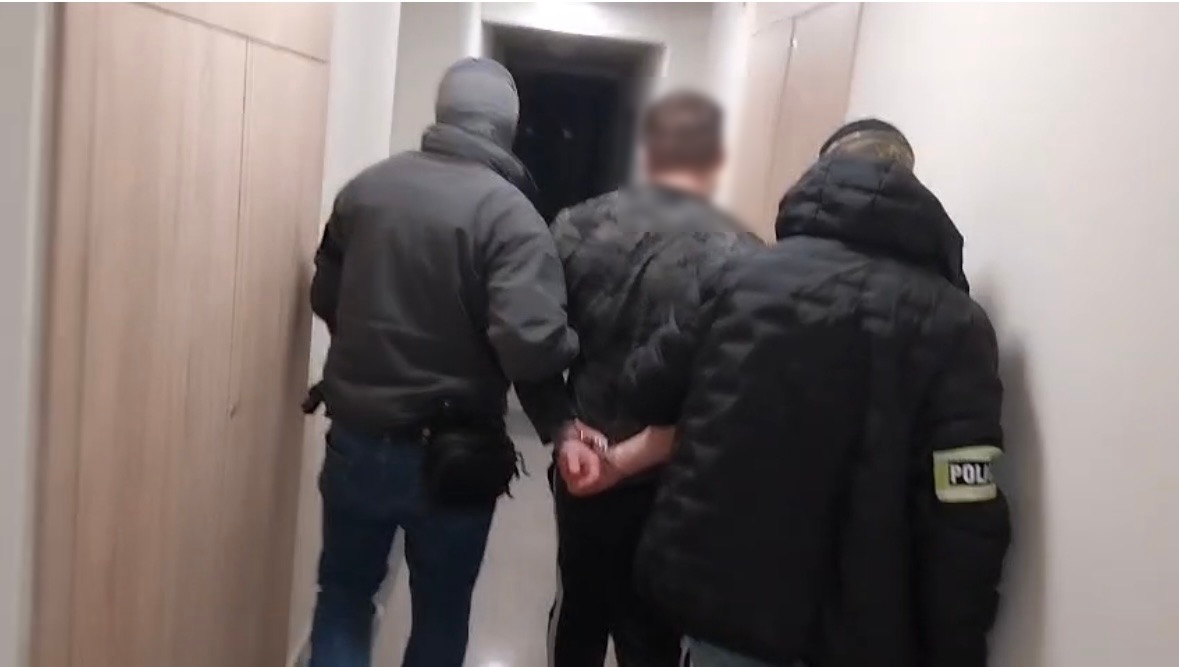 Okradł market na Jeżycach i pobił ochroniarza, a następnie uciekł autem z otwartymi drzwiami. Wpadł następnego dnia