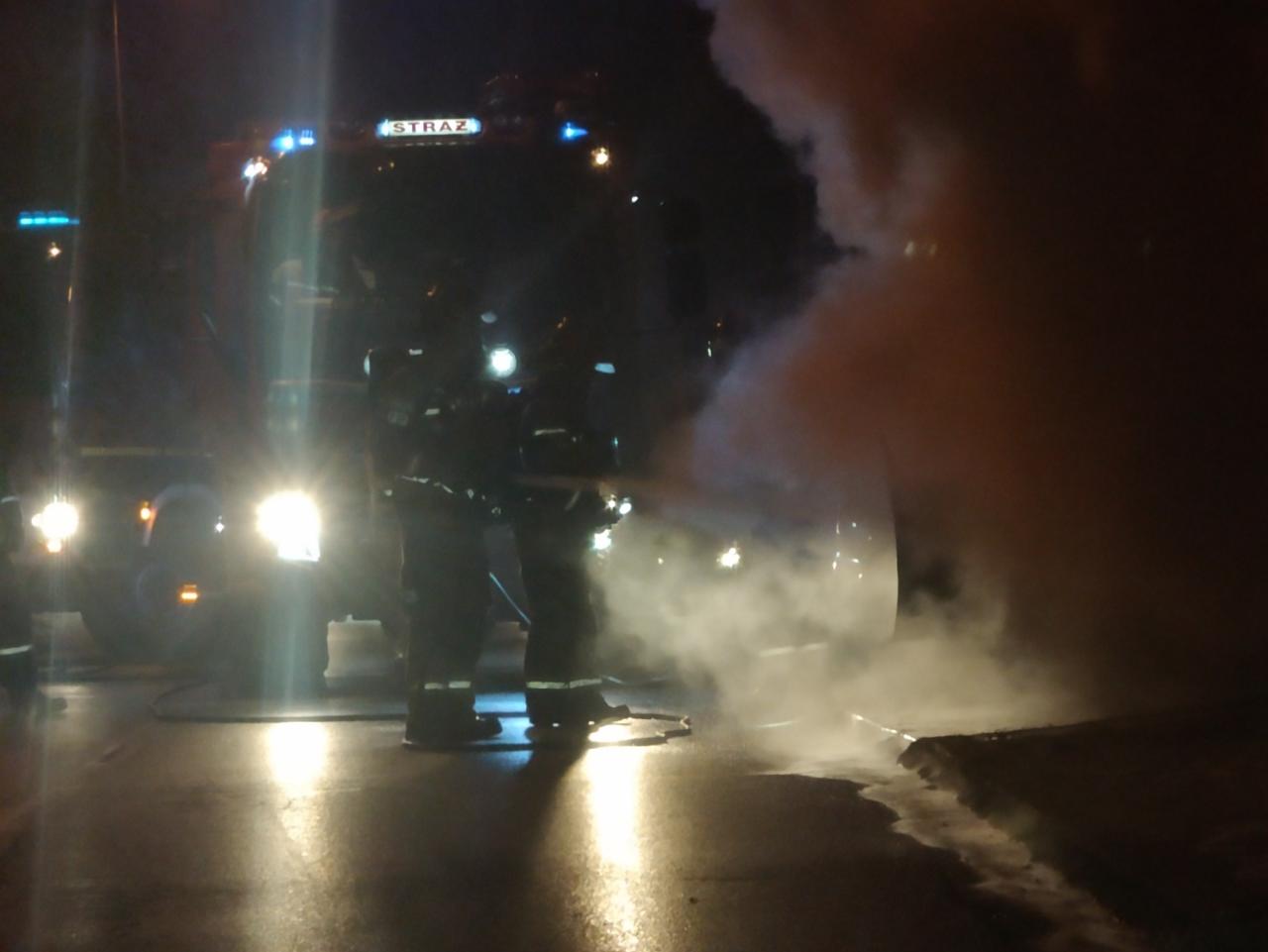 Samochód w ogniu na poznańskiej ulicy
