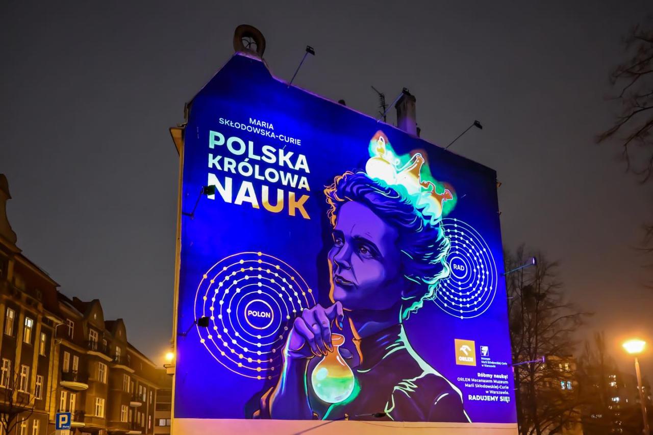 Wyjątkowy mural ozdobił poznańską kamienicę. W nocy świeci