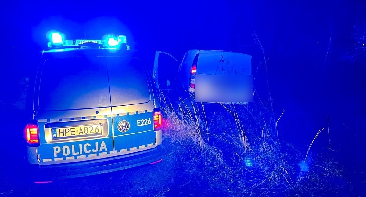 Nocny pościg ulicami Poznania. Kierowca uderzył w oznakowany radiowóz, auto porzucił w rejonie Warszawskiej. Jest poszukiwany