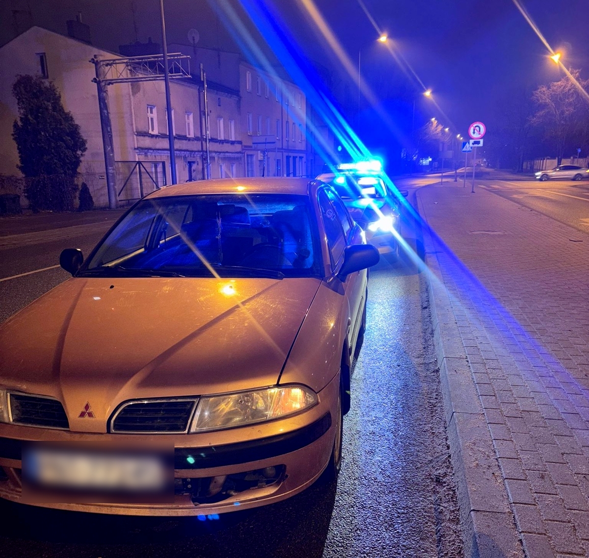 Gdyńska. Jadąc na "łysych" oponach wjechał w tył poprzedzającego auta. Długa lista problemów kierowcy