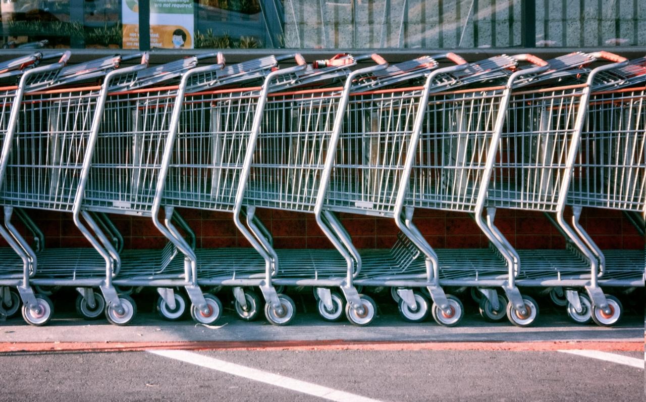 Duża sieć handlowa chce zwolnić 250 osób, pracownicy żądają odpraw