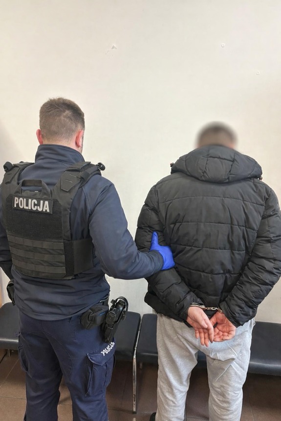 Zakrwawiony, pobity mężczyzna wbiegł do sklepu w Obornikach. Uderzali go pięściami, kopali, ciągnęli za włosy