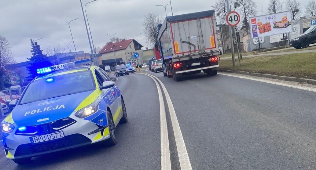 Region. Hulajnogą elektryczną wjechał w tył auta. Miał prawie 1,5 promila