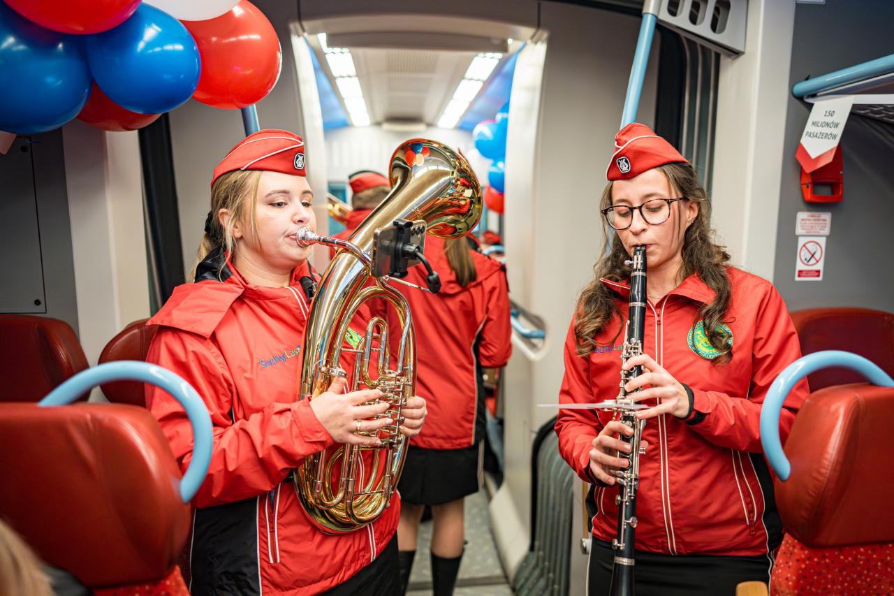 Wielkie świętowanie na Dworcu Głównym w Poznaniu. Były balony, słodki poczęstunek, orkiestra i vouchery dla podróżnych