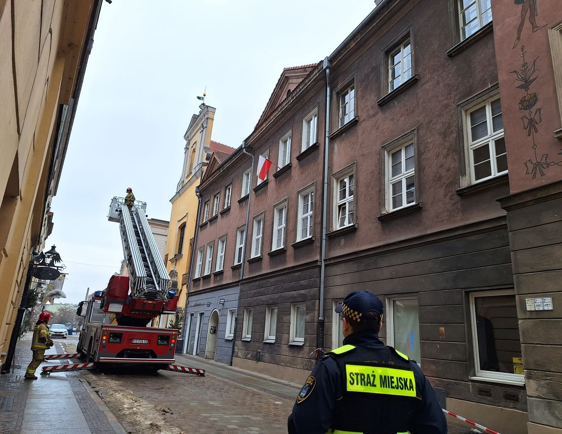 Niebezpieczne bryły spadały na chodniki w Poznaniu. Interwencje w kilku lokalizacjach