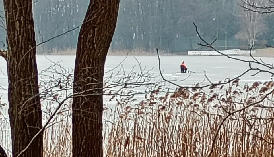 Taki widok na zamarzniętym, popularnym jeziorze w regionie. "Zapalony wędkarz"