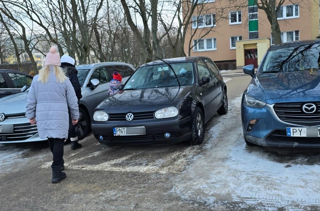 Zastawił autem wejście na chodnik, stoi od kilku dni. Mieszkańcy nakleili "karne k**asy"