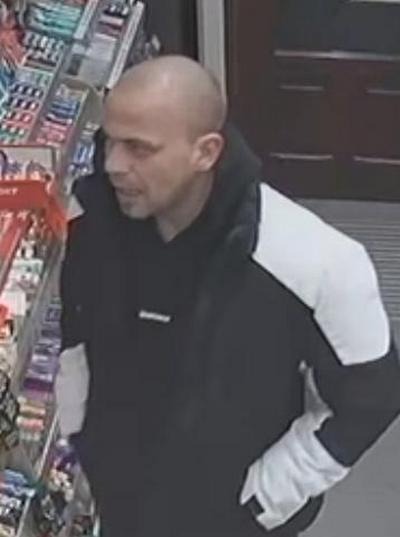 Wszedł do sklepu na Jeżycach z pistoletem. Jest poszukiwany za rozbój