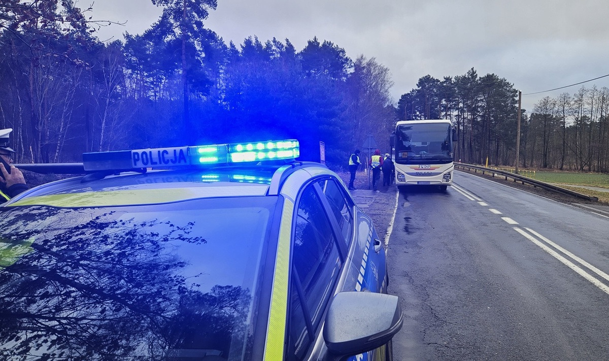 Niebezpieczna sytuacja na drodze w regionie. Ciężarówka wymijała autobus, którym jechały dzieci
