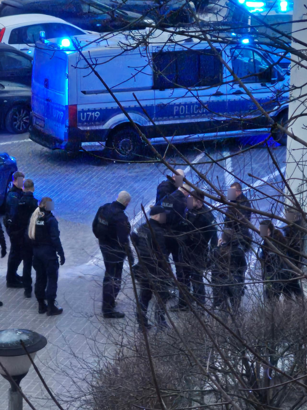 Poranna akcja na poznańskim osiedlu. "Było pełno policji"