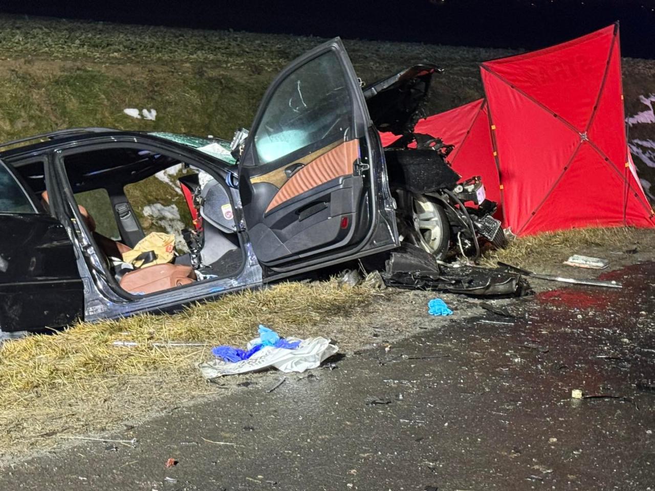 Szukają świadków tragicznego wypadku w regionie. Mercedes czołowo zderzył się z Alfą Romeo