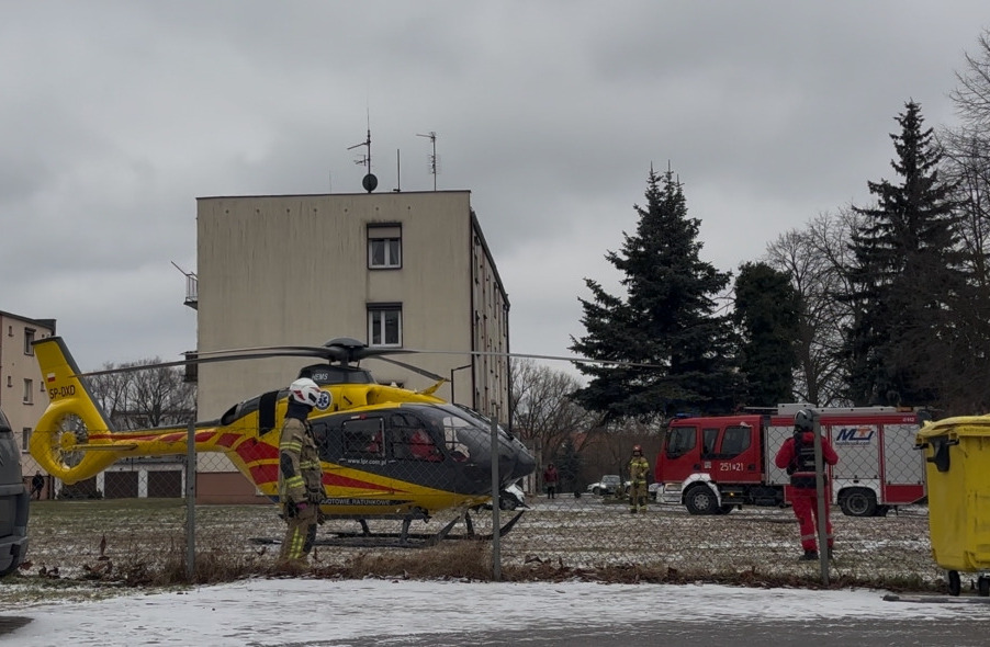 Helikopter wylądował przy blokach w podpoznańskiej miejscowości