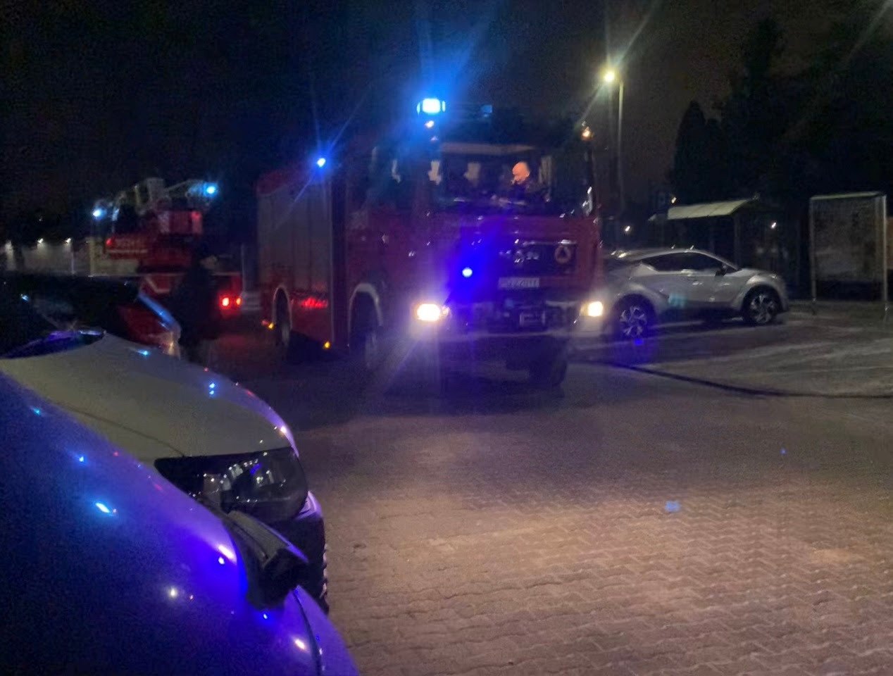 Strażackie zastępy przy podpoznańskiej pływalni